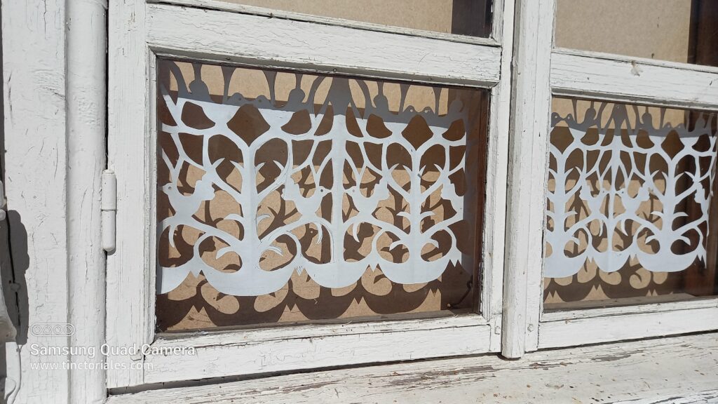Décor de fenêtre, chaque maison a ses motifs