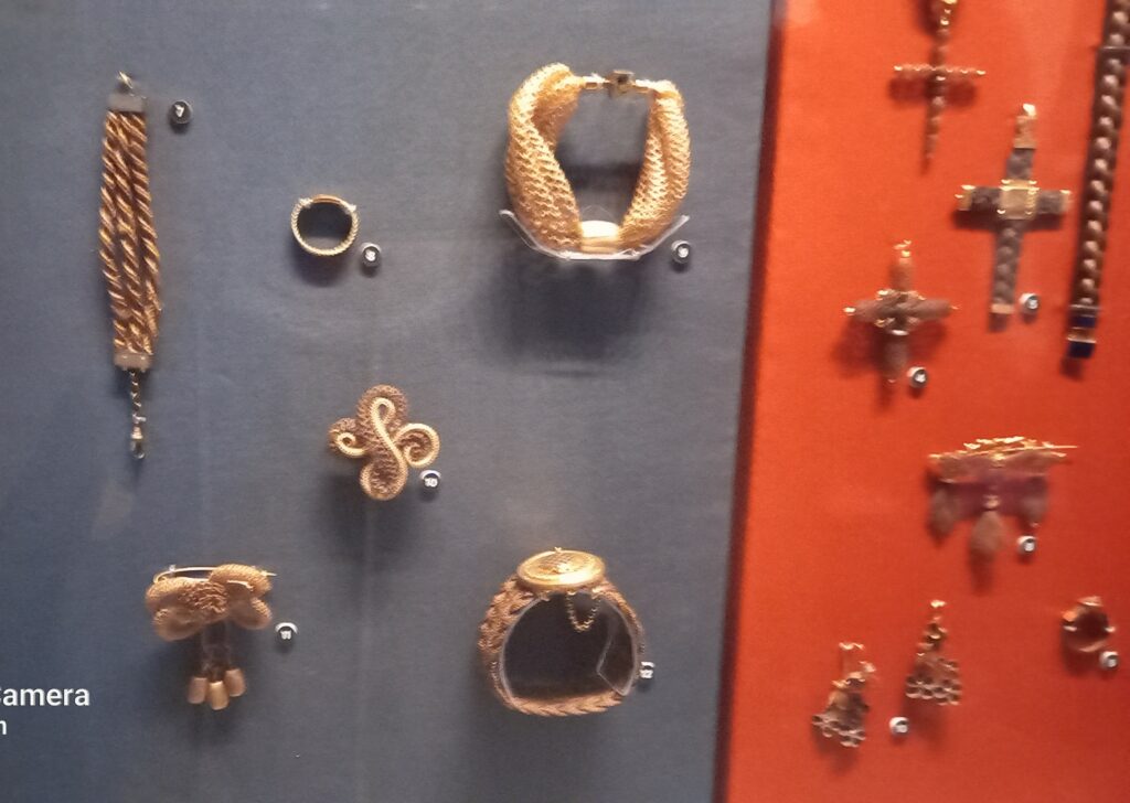 Dans le même musée, on peut admirer des bijoux en tresses de cheveux
