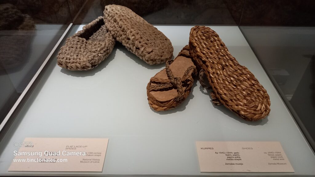Les tresses peuvent aussi servir à la confection de chaussures, comme c'est encore le cas des espadrilles