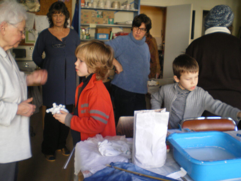 Atelier d'initiation à la teinture naturelle à la médiath`èque de Loches, France, en 2012, au bout de mon âge