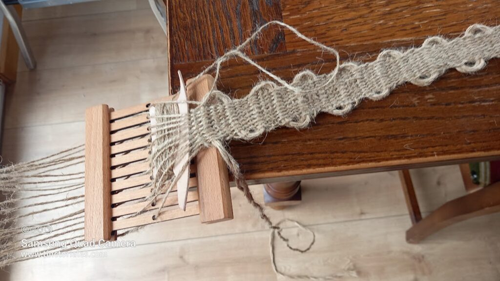 Bande tissée style passementerie, une des options de ce cours