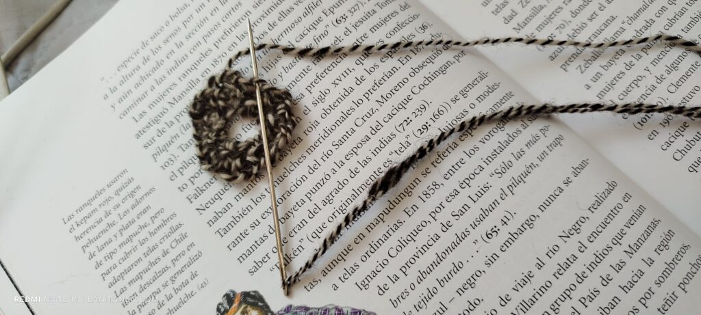 Début d'une petite pochette en nailbinding, ouvrage de voyage