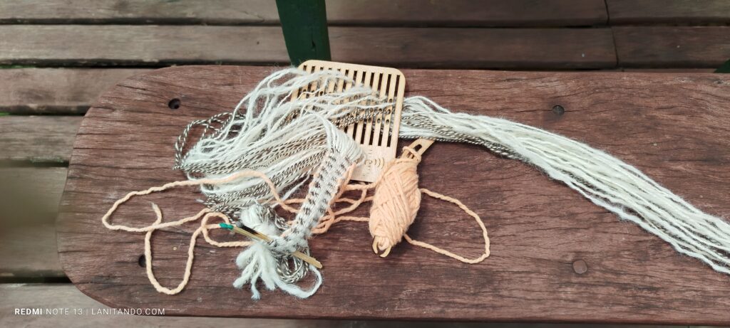 Tissage de bande sur métier de type Sami, prévu pour notre cours