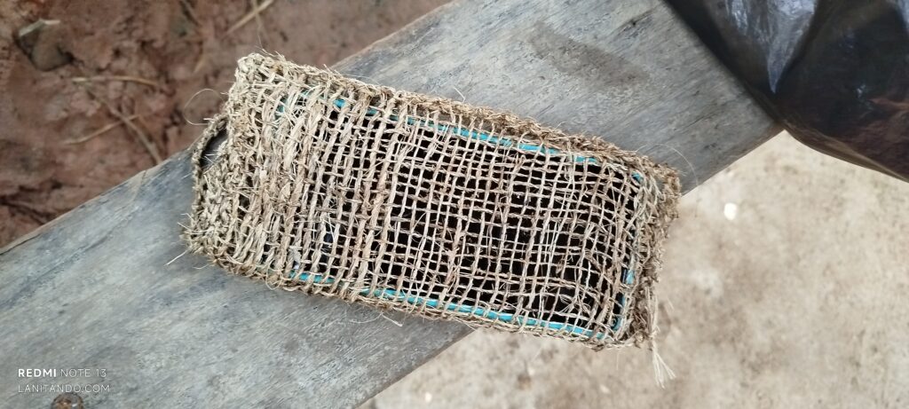 Pochette en cordon de fibres de bananier