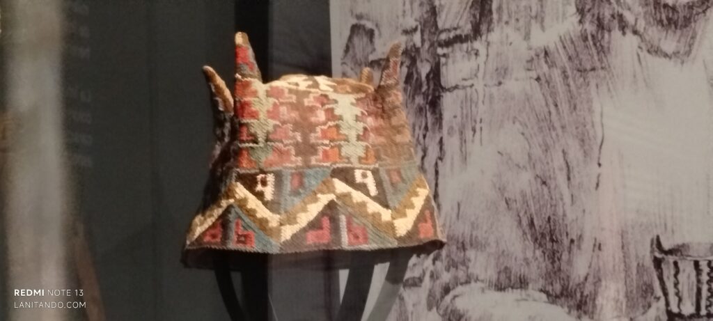 Bonnet à 4 pointes, Influence Tihuanaku, Museo San Miguel de Azapa, Arica, Nord du Chili, technique anillado ou nailbinding