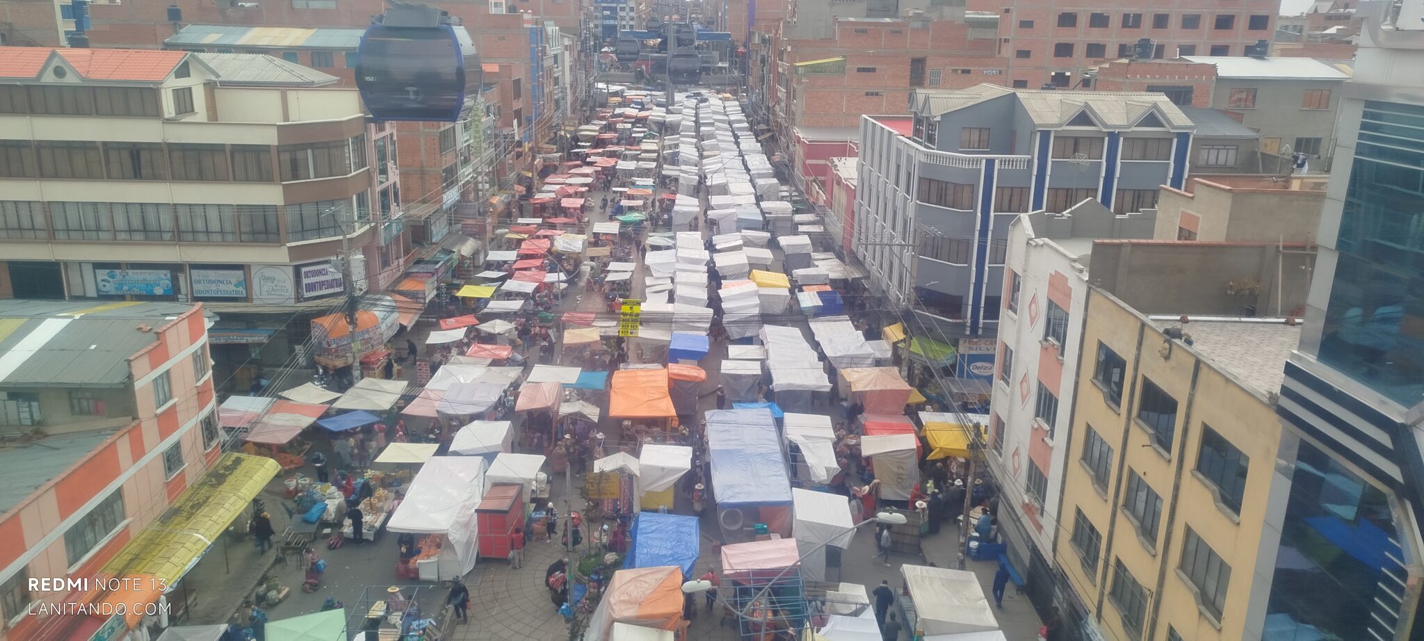 Vue depuis le téléphérique de la foire où je me suis approvisionnée en fibres d'alpaga pour les cours, El Alto, La Paz, Bolivie