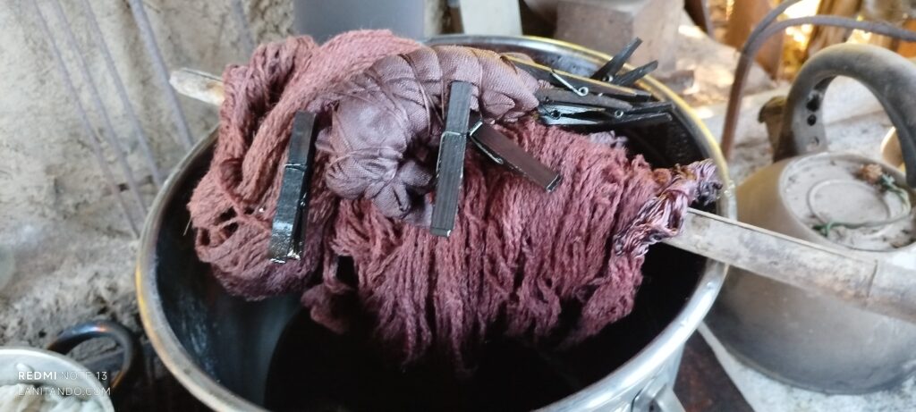Teinture de différents types de fibres avec la lampaya