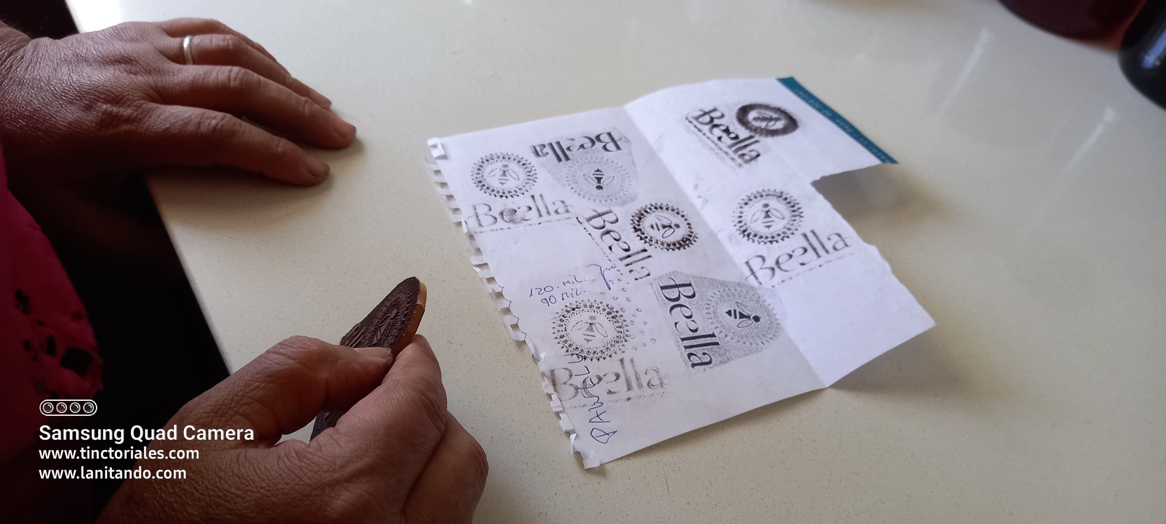 Test d'une de ces peintures avec un tampon avec le logo de Lucía