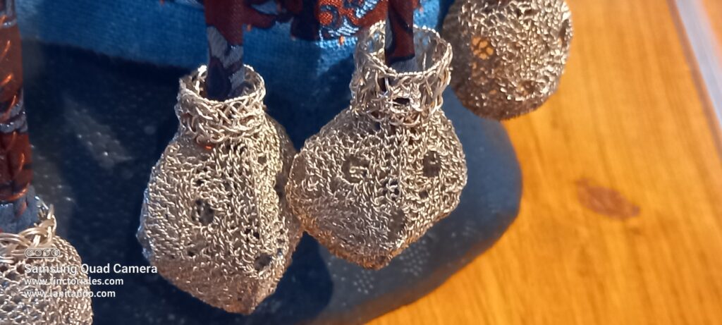 Détails des pendeloques du bonnet