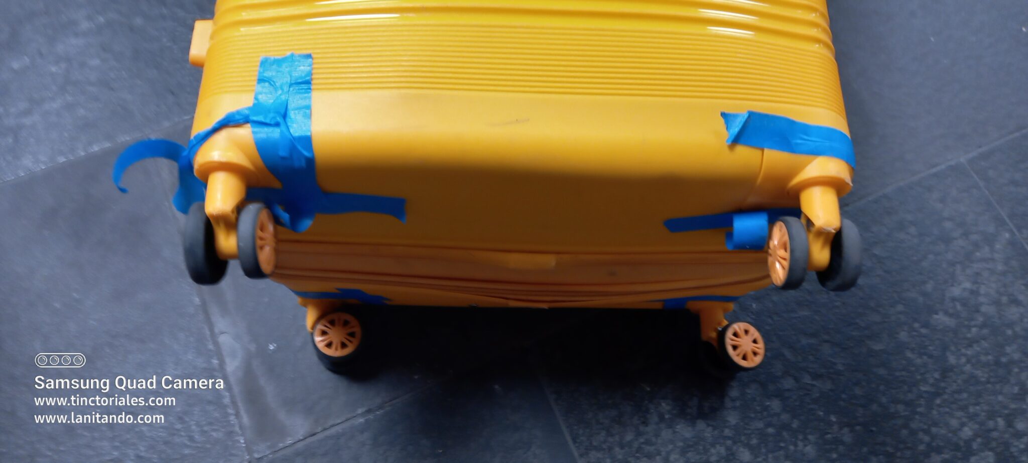 Les roulettes de ma valise sortent de leur glissière à leur guise