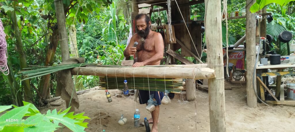 Rodrigo teste ce métier. La prochaine fois, il fera sécher les joncs avant de les tisser