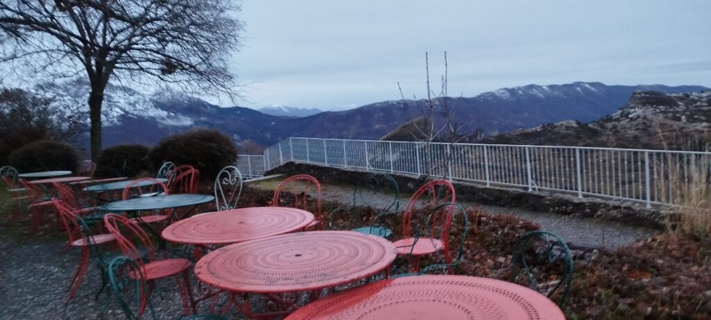 La terrasse de l'École des Vivants,arbre est présent