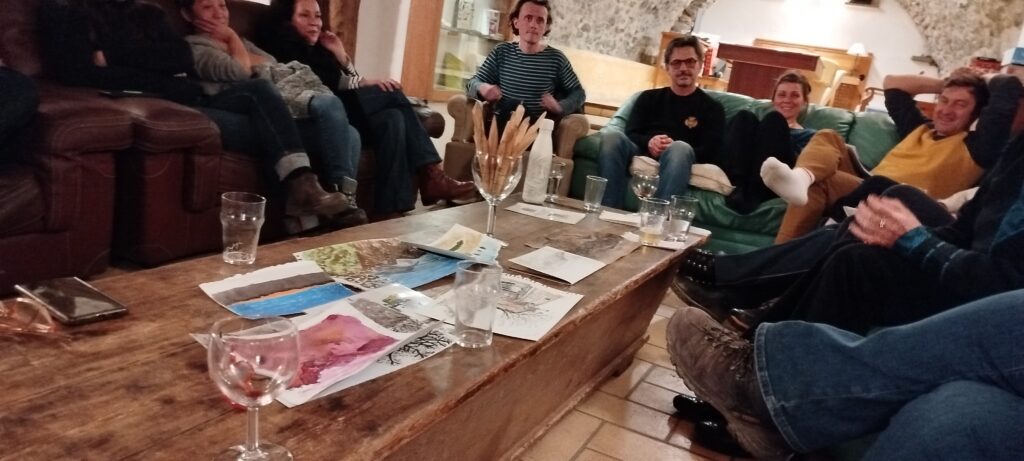 Réunion quotidienne, les petits tubes dans le verre à pied sont des poèmes enveloppés dans des feuilles de bambou, un cadeau d'une stagiaire