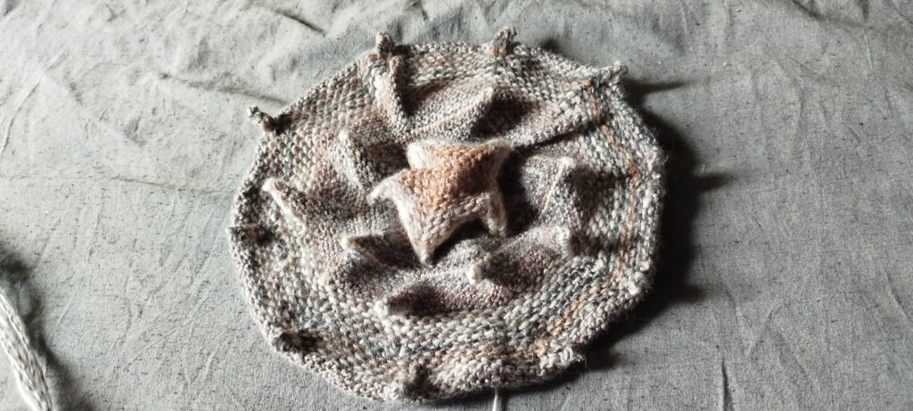 Un de mes derniers bonnet, nailbinding