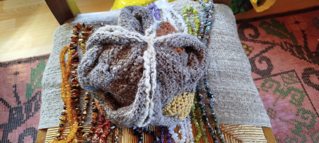Bonnet en alpaga noué au nailbinding avec une aiguille à chat